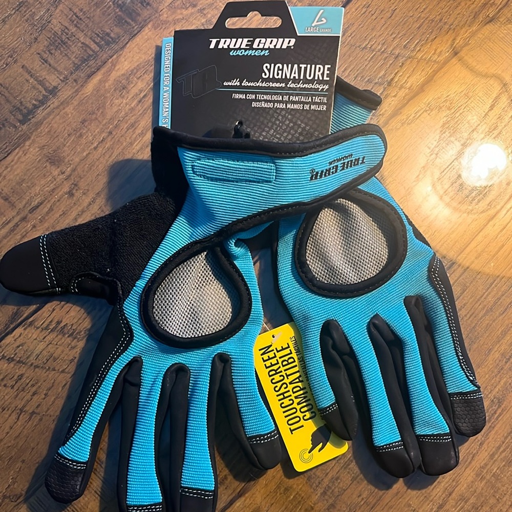 NWT. Woman’s gloves with Touchscreen. Size large